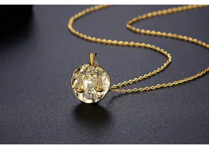 Primer plano detallado de un collar del zodiaco Libra dorado con piedras de circón brillantes