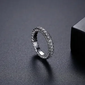 Anillo eternity elegante con micro-pavé de circonitas en acabado de plata para mujer moda