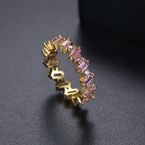 Elegante anillo de eternidad de latón chapado en oro de 18 quilates con circonitas rosa baguette