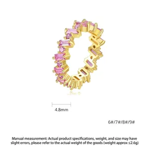 Anillo eternity de latón dorado con circonitas rosas rectangulares y redondas