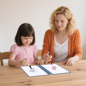 Madre e bambina usano una lavagna bianca A5 portatile e cancellabile per disegnare
