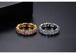 Detalle de anillos en oro y plata con circonitas cúbicas brillantes de talla marquesa
