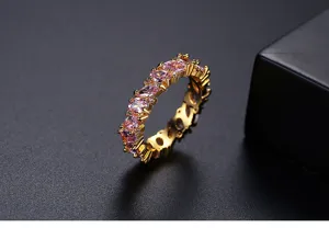 Primer plano detallado que muestra circonitas rosas de talla marquesa en un anillo de oro