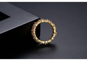 Primer plano de circonitas rosas talla marquesa en un elegante anillo chapado en oro