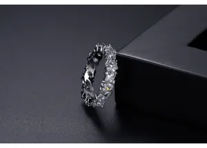Primer plano detallado de anillo de eternidad con circonitas de corte marquesa