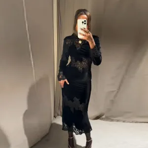 Elegante zwarte fluwelen maxi-jurk met lange mouwen en kant patchwork in nieuwe Chinese stijl