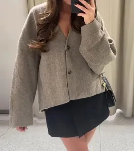 Primer plano de una elegante chaqueta corta de lana con cuello en V para mujer en taupe