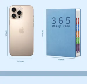 Carnet 365 Daily Plan bleu comparé à un iPhone pour référence de taille, 143x103mm