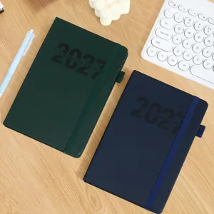 Agenda journalier 2027 avec couverture texturée verticale et fermeture élastique