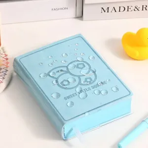 Wasserdichtes hellblaues Leder-Notizbuch mit süßem Blaubeer-Design und Lesezeichenband