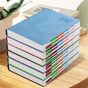 Vue détaillée de l'agenda 2027 A5 en anglais avec des onglets d'index mensuels colorés