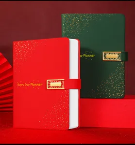 Dettaglio dei taccuini A5 in pelle PU rossa e verde con motivi a stelle dorate.
