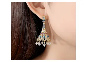 Vue détaillée de boucles d'oreilles indiennes avec zircons colorés et cristaux fins.