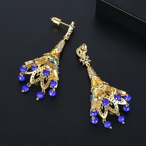 Boucles d'oreilles pendantes dorées avec perles bleues et zircons colorés style plume de paon