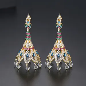 Élégantes boucles d'oreilles indiennes paon avec zircons colorés et cristaux fins