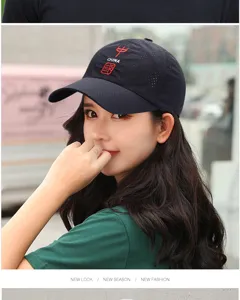 Cappellino da baseball nero ad asciugatura rapida con ricamo rosso China su una modella