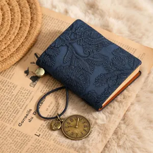 Carnet de voyage mini vintage avec broderie bleue exquise et pendentif horloge métal.