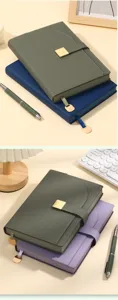 Nahaufnahme von A5 Business-Notizbüchern mit Lychee-Textur und Metallschnalle
