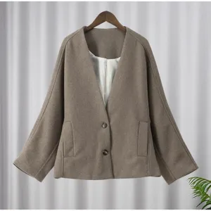 Elegante chaqueta corta de lana con cuello en V en color topo para la moda de otoño.