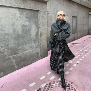 Dettaglio giacca grigia in lana collo alto, abbigliamento autunno inverno coreano comodo.