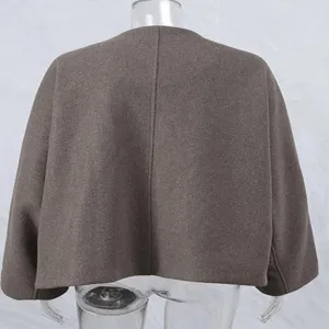 Vista posterior detallada de una chaqueta corta de lana marrón con costura central limpia