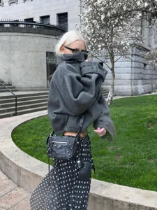 Elegante giacca corta in misto lana grigia da donna, perfetta per il commuting autunnale e casual.