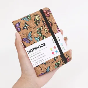 Cuaderno de corcho con estampado de mariposas de colores, cierre elástico y 200 páginas de papel.