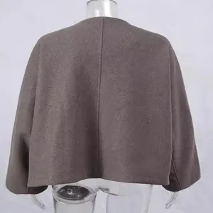Elegante vista trasera de un abrigo corto de lana gris marrón para mujer moda calle