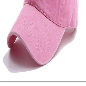 Detalle en primer plano de una gorra de béisbol de algodón lavado rosa y costuras