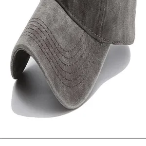 Primer plano de gorra de béisbol de algodón lavado con costuras reforzadas en la visera.