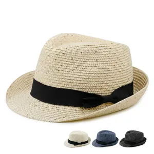 Klassischer Strohhut-Fedora mit Pailletten und schwarzer Schleife für den Sonnenschutz.