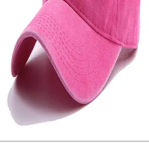 Primer plano detallado de la visera de una gorra de béisbol rosa de algodón lavado