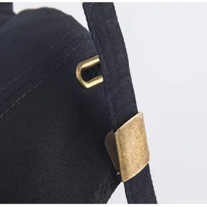 Dettaglio macro ravvicinato del cappello da baseball nero con fibbia di regolazione in ottone