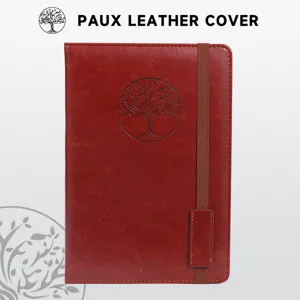 Dettaglio del design ad albero goffrato su una copertina di diario in similpelle rossa