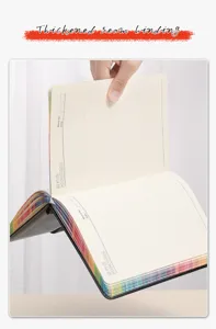 Nahaufnahme der linierten Innenseiten und der dicken Bindung des A5-Regenbogen-Notizbuchs