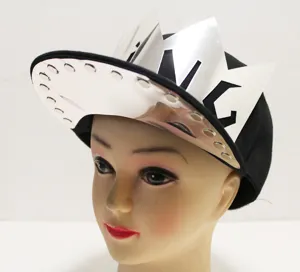 Détail d'une casquette hip hop noire avec couronne KING argentée et rivets métalliques.
