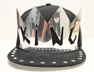 Casquette hip-hop noire avec plaque métallique couronne KING et rivets détail vue
