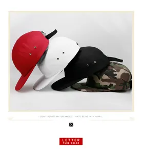 Detailansicht von mehrfarbigen 5-Panel-Baseballcaps aus Baumwolle mit kurzem Schirm