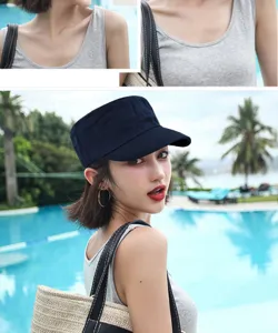 Asiatisches Model mit dunkelblauer Baumwoll-Flachmütze in einem Resort am Pool-Ambiente
