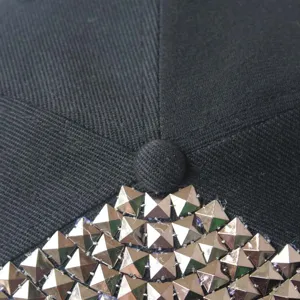 Vista dettagliata del berretto da baseball hip-hop nero con borchie metalliche quadrate