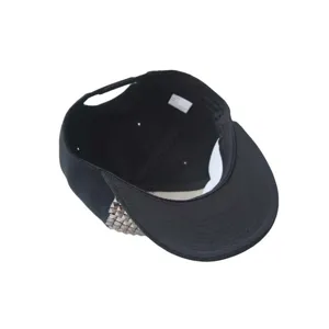 Cappellino da baseball hip-hop nero con visiera piatta e borchie quadrate metalliche alla moda
