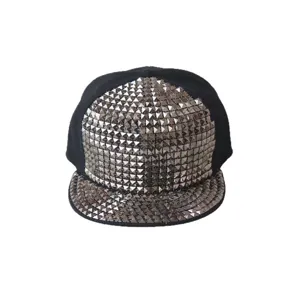 Cappello da baseball hip-hop nero con borchie metalliche quadrate e visiera piatta alla moda.