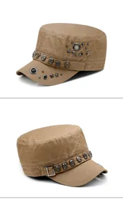 Detailansicht einer khakifarbenen Schirmmütze mit Totenkopf-Nieten und silbernen Metall-Applikationen.