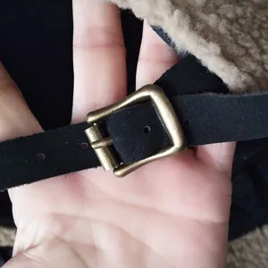 Détail d'une casquette plate d'hiver doublée polaire avec boucle en bronze réglable