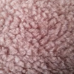 Texture macro de tissu polaire pelucheux épais pour chapeau militaire d'hiver rose poudré