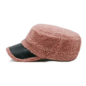 Casquette militaire rose en peluche avec visière en cuir noir pour l'hiver doux.