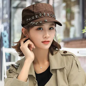 Modische braune Feldmütze mit auffälligen Totenkopfnieten für einen markanten Streetstyle-Look