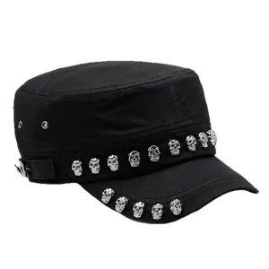 Modische schwarze Flat-Top-Mütze mit schweren Totenkopf-Nieten im Punk-Street-Style.