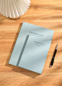 Nahaufnahme von minimalistischen A4 und A5 Notizbüchern aus hellblauem Kunstleder.