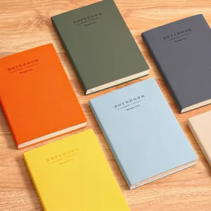 Minimalistische A5 A4 Notizbücher aus weichem Leder in verschiedenen Farben auf Holz